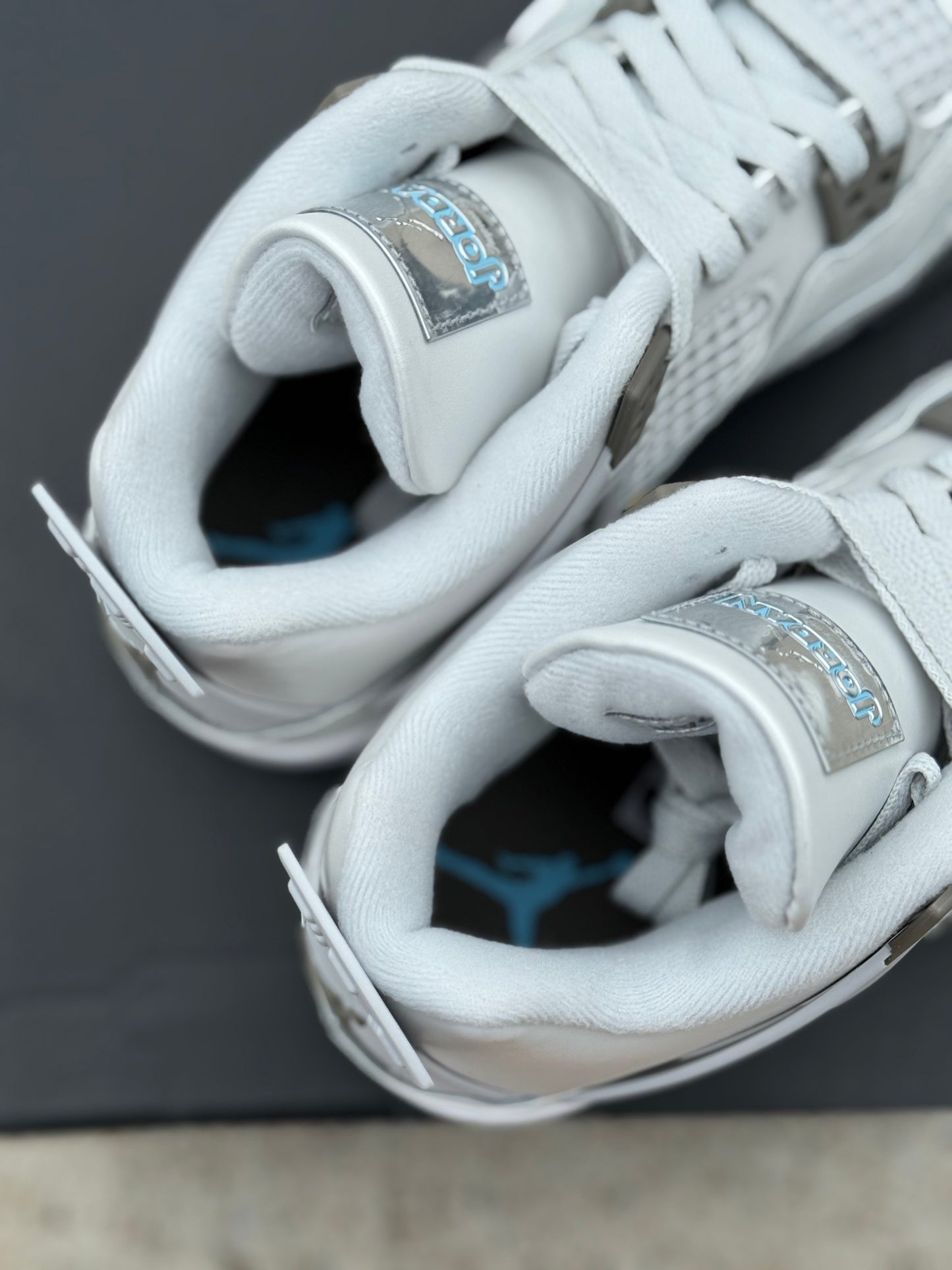 Jordan 4 Retro “Photon Dust Blue Chill”