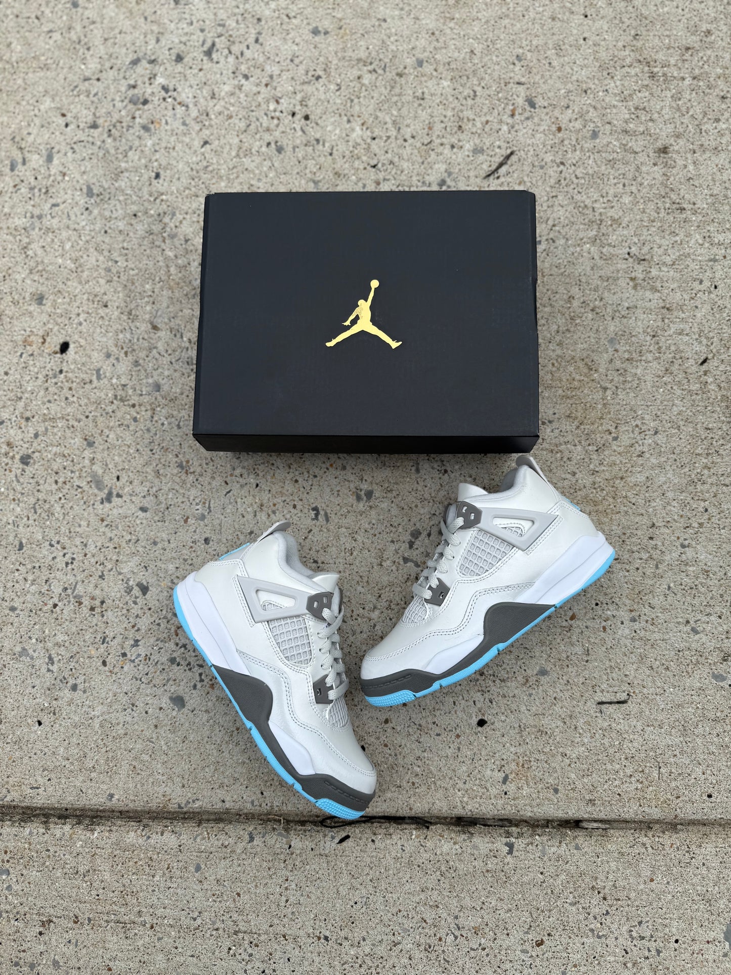 Jordan 4 Retro “Photon Dust Blue Chill”