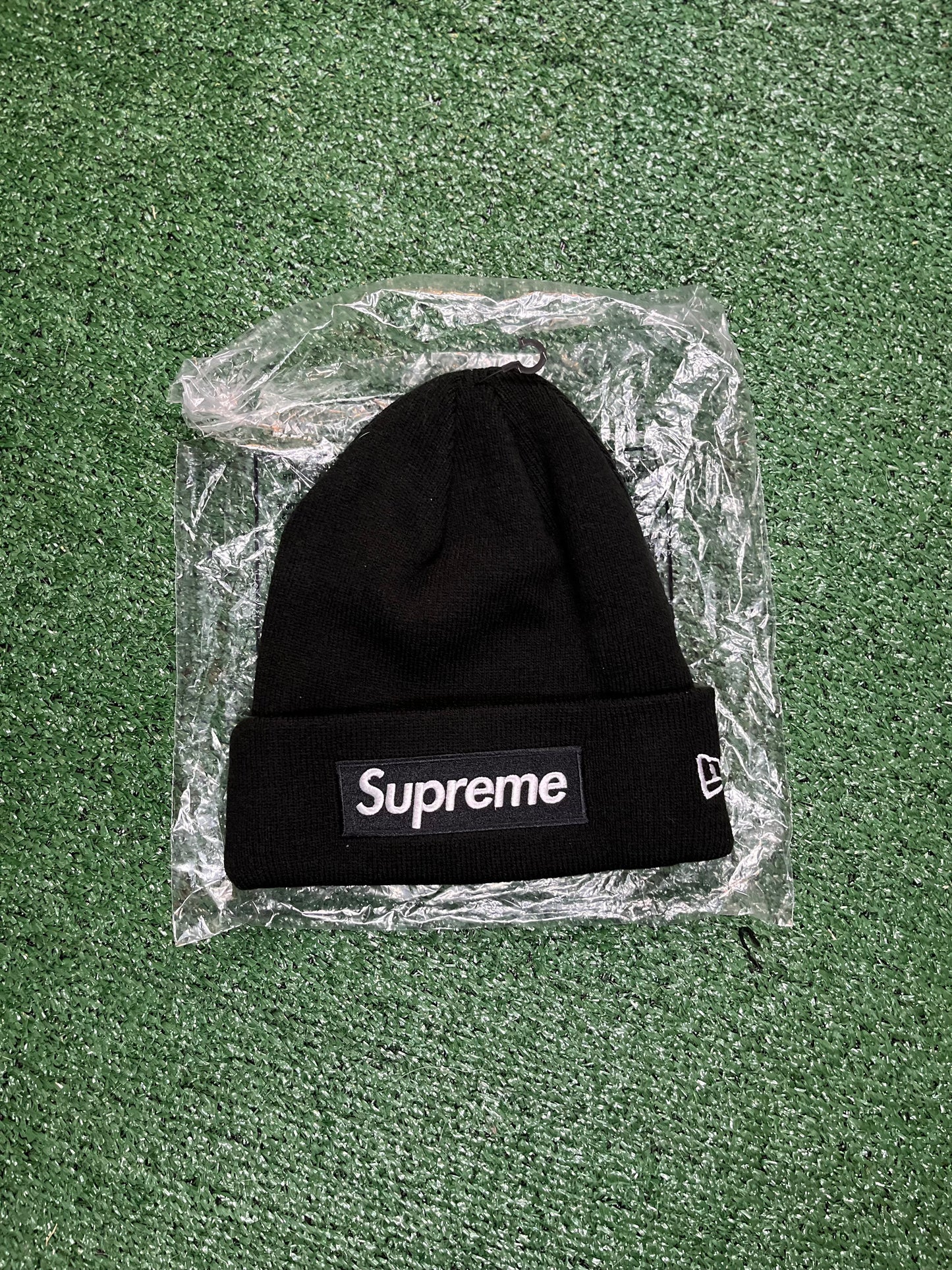 Supreme X New Era Box logo Beanie 
“Black”